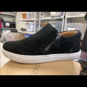 GENTLE SOULS BY KENNETH COLE Lowe BLACK